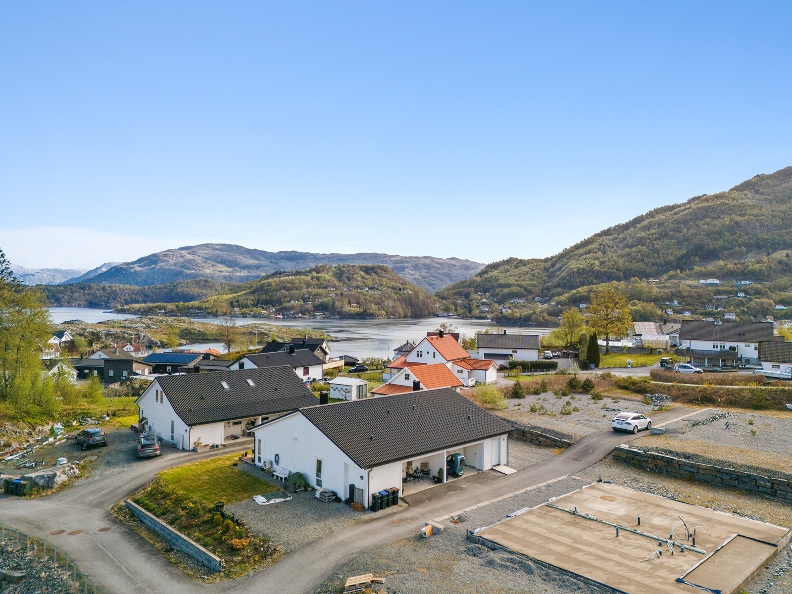 Eiendommen er en vertikaldelt tomannsbolig med flott beliggenhet Galleribilde