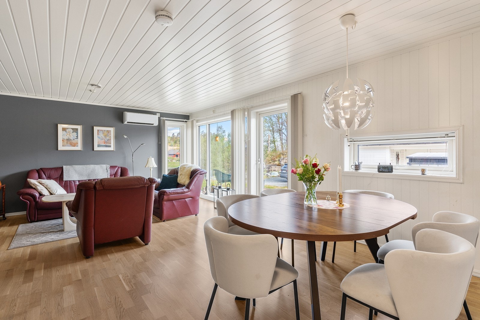 Lys og romslig stue med gode møbleringsmuligheter for både sofagruppe og spisebord. Galleribilde