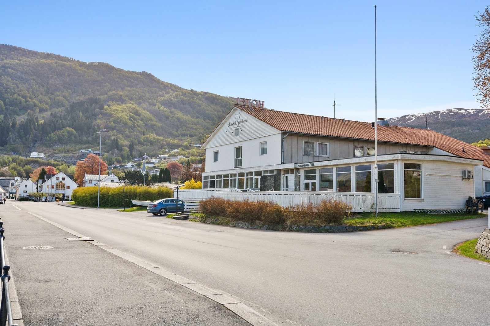 Beliggenheten passer godt for par med barn, etablerere og godt voksne som ønsker et fredelig bomiljø med nærhet til nødvendige servicetilbud. Galleribilde