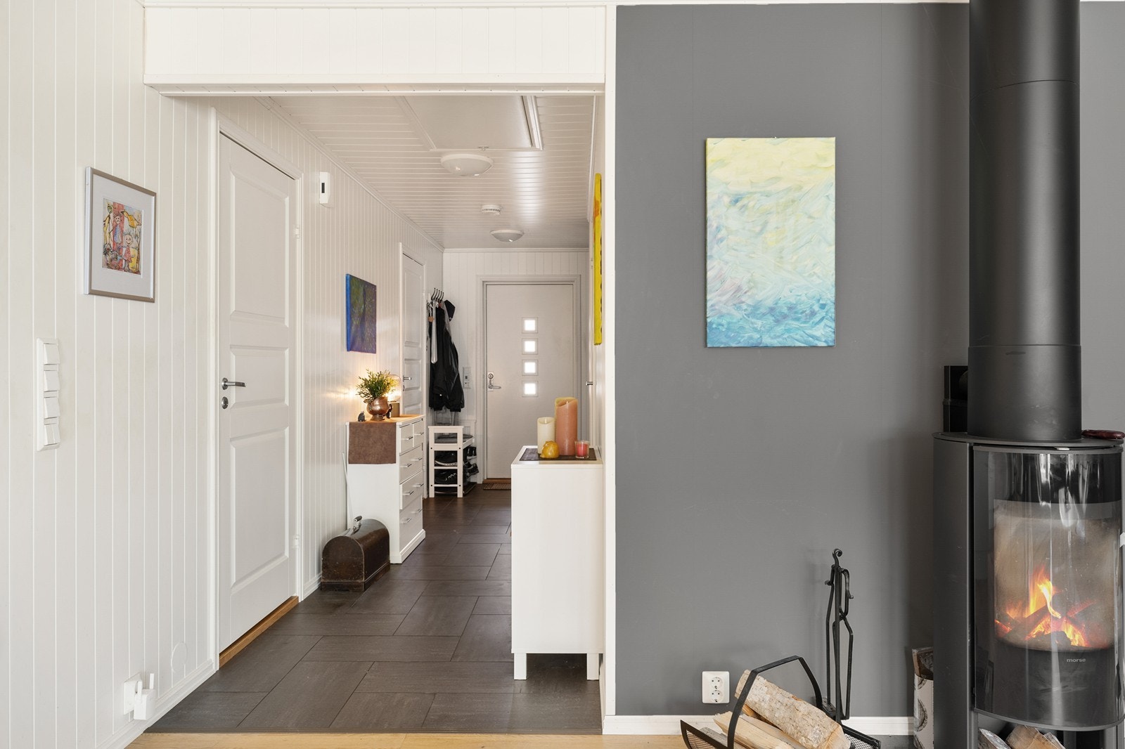 Stuen har vedovn og varmepumpe, og boligen har balansert ventilasjon som bidrar til et godt inneklima året rundt. Galleribilde