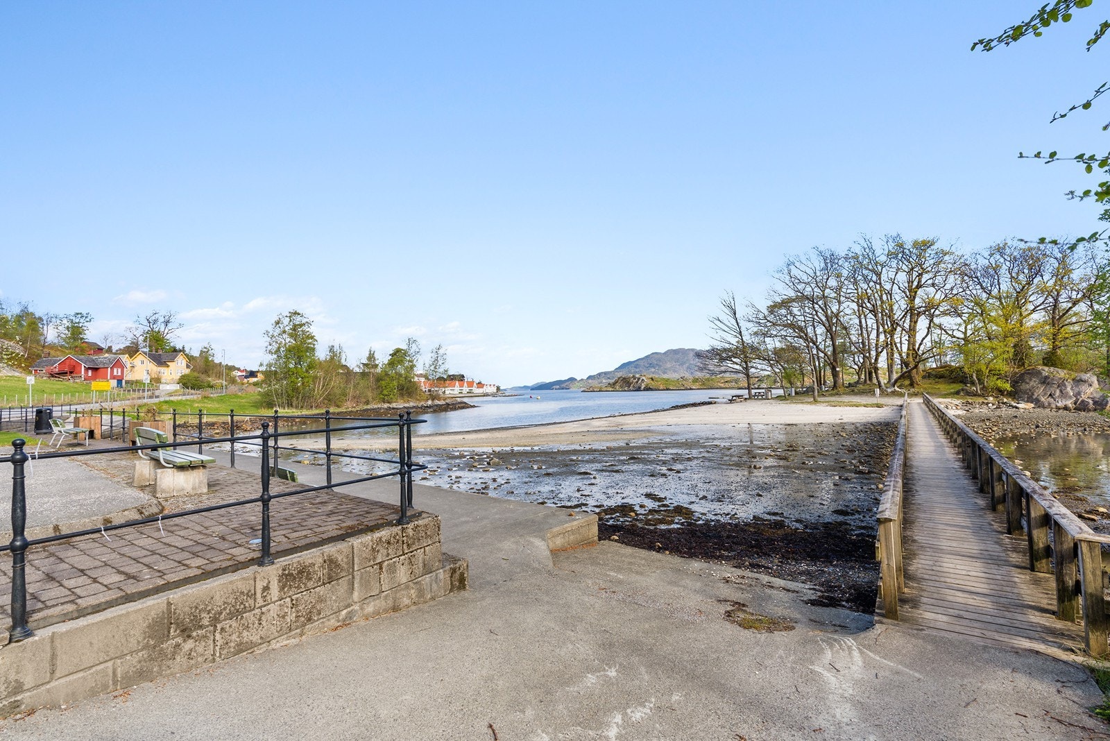 Gangavstand til sjø, skog og flotte turområder som gir gode muligheter for rekreasjon og friluftsliv året rundt. Galleribilde