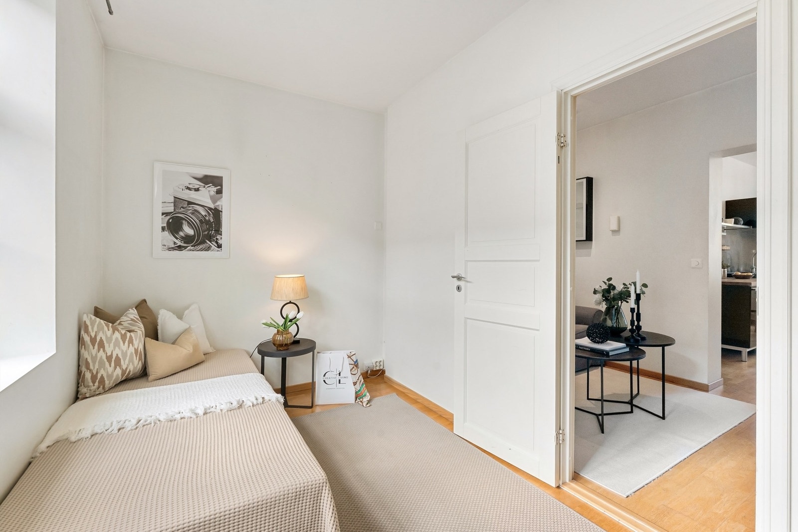 Rommet har parkett på gulvet og et stort vindu som sikrer godt med dagslys. Galleribilde