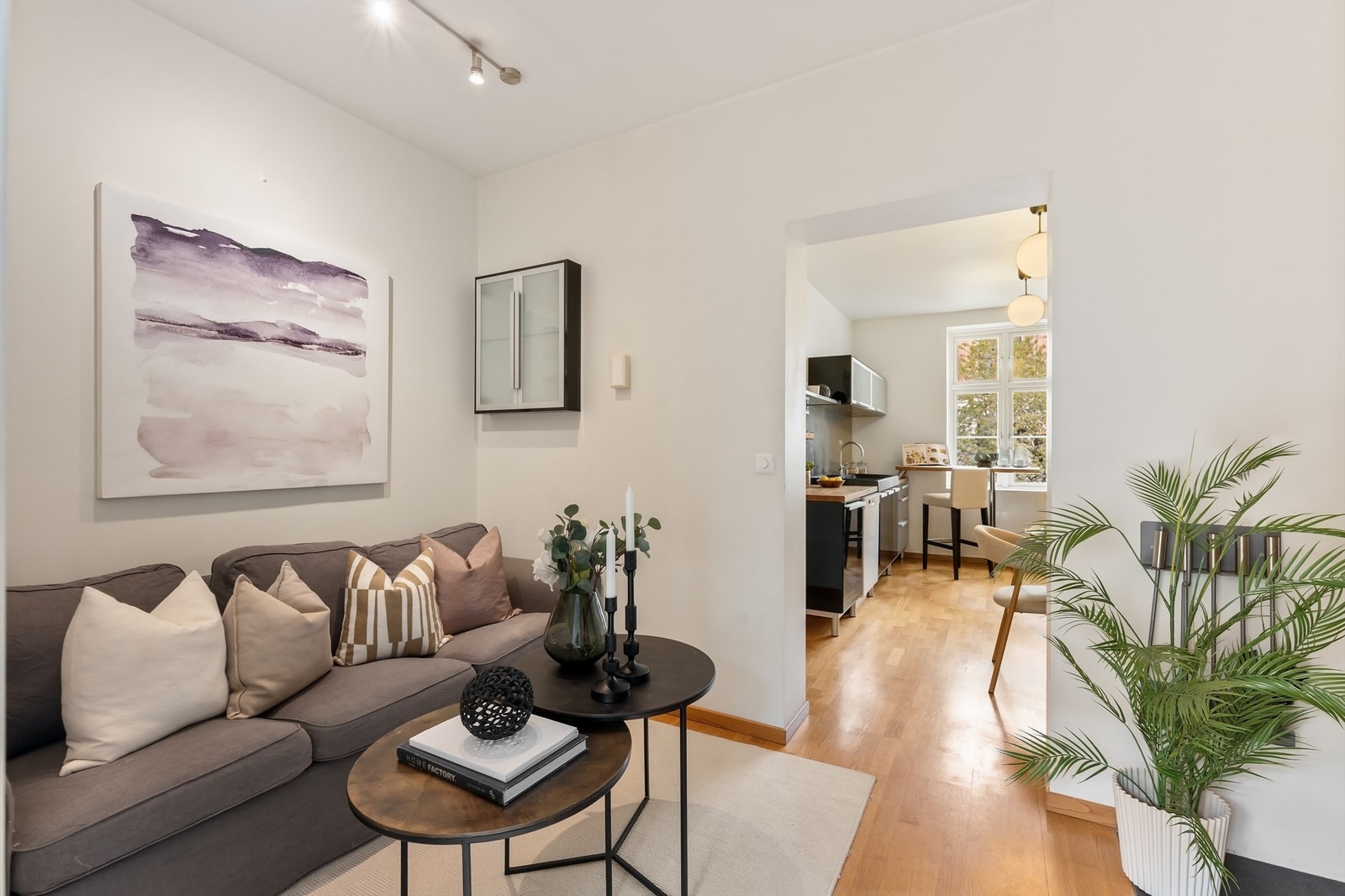 En klassisk og gjennomgående leilighet med takhøyde på opptil 2,68 meter og vinduer fra 2019.
Foto: Zovenfra AS Galleribilde