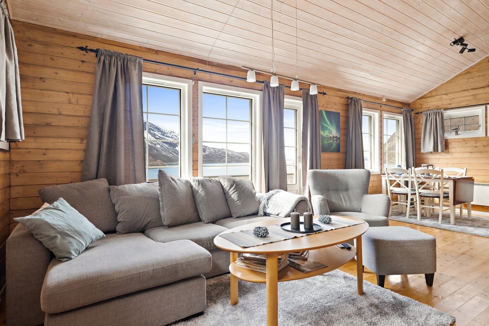 Stuen har en sosial sone med plass til en romslig sofagruppe. Galleribilde