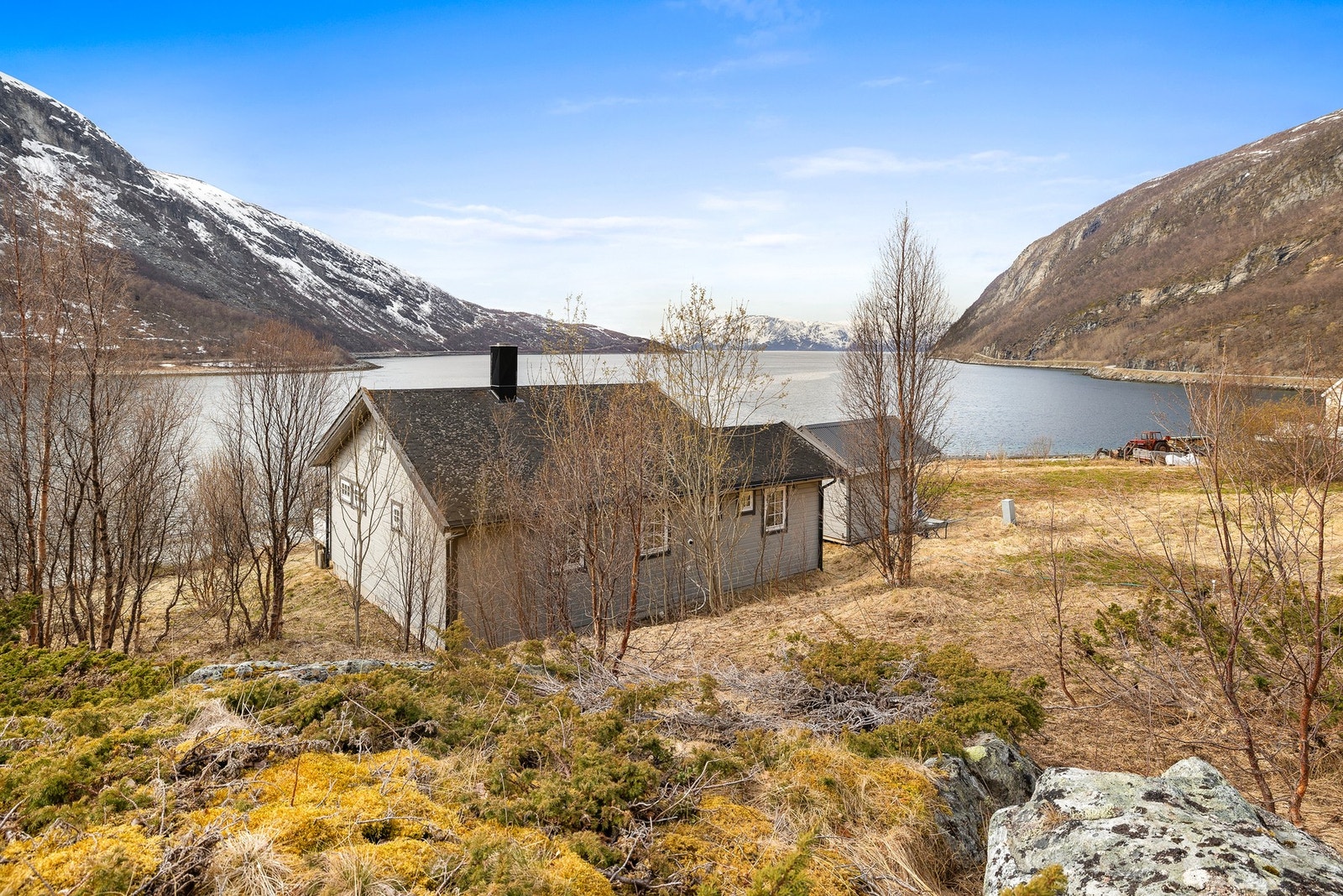 Eiendommen ligger på en eiet tomt på ca. 895 m². Galleribilde