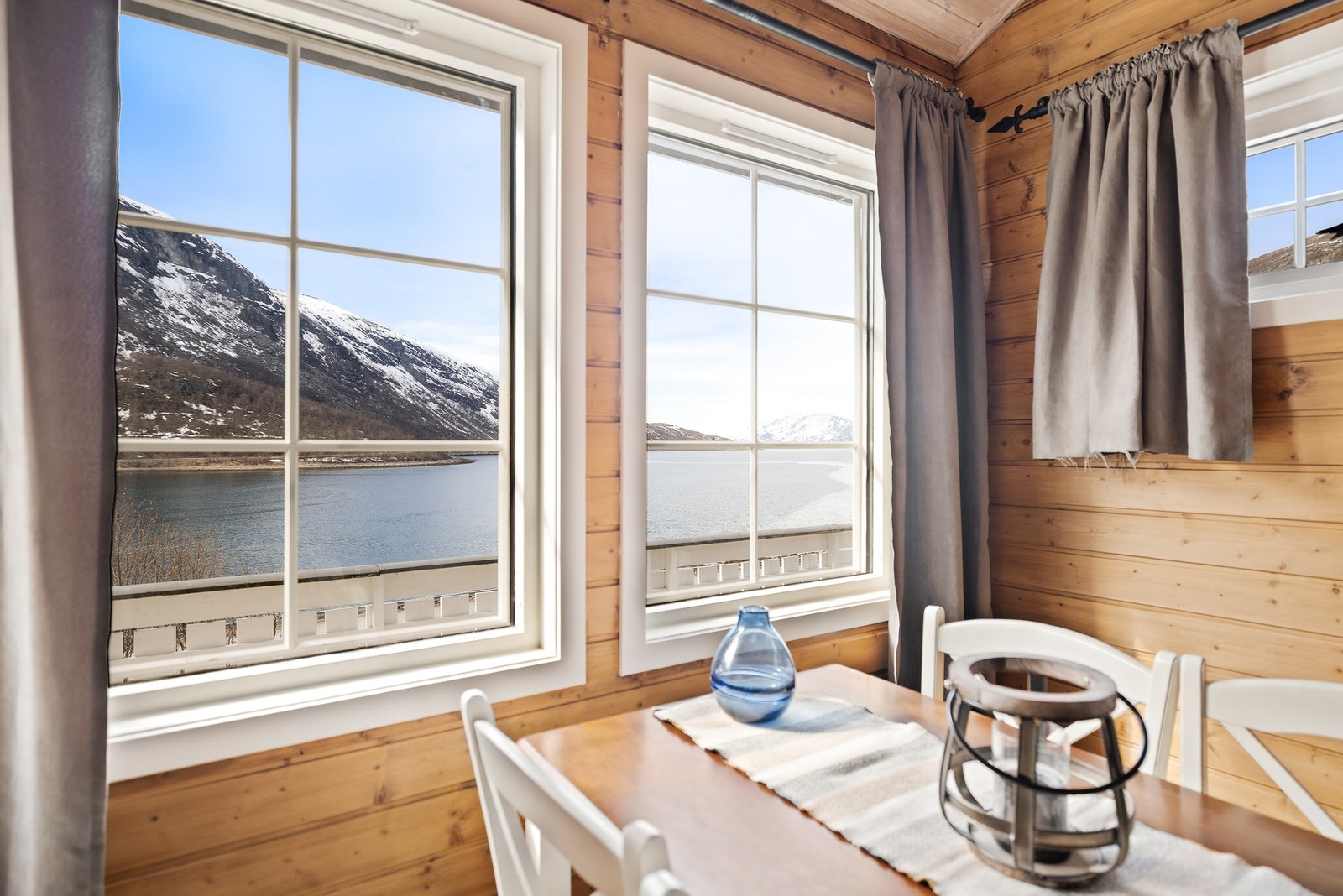 Store vindusflater slipper inn rikelig med dagslys. Galleribilde