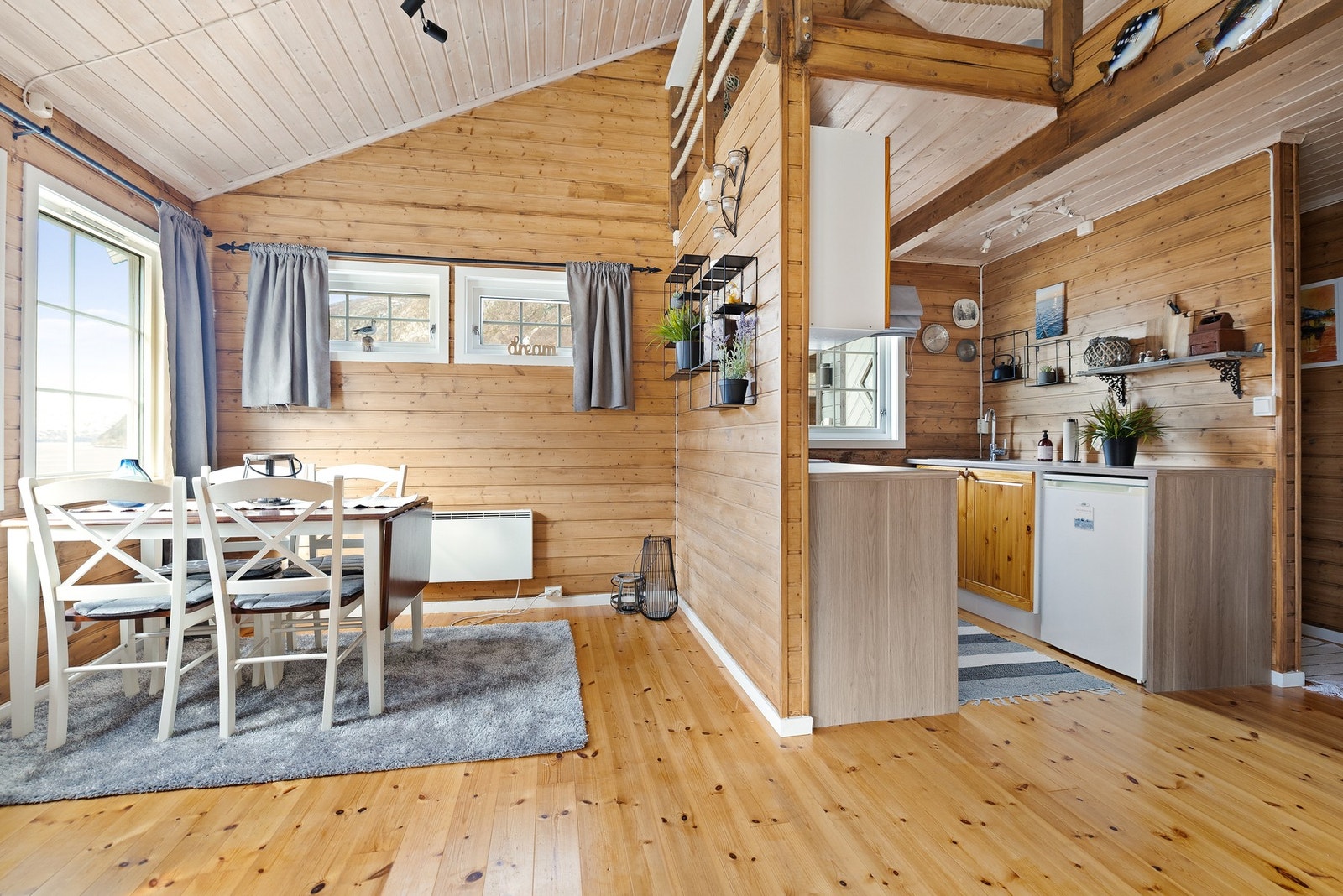 Hyggelig spiseplass med plass til familie og venner. Galleribilde