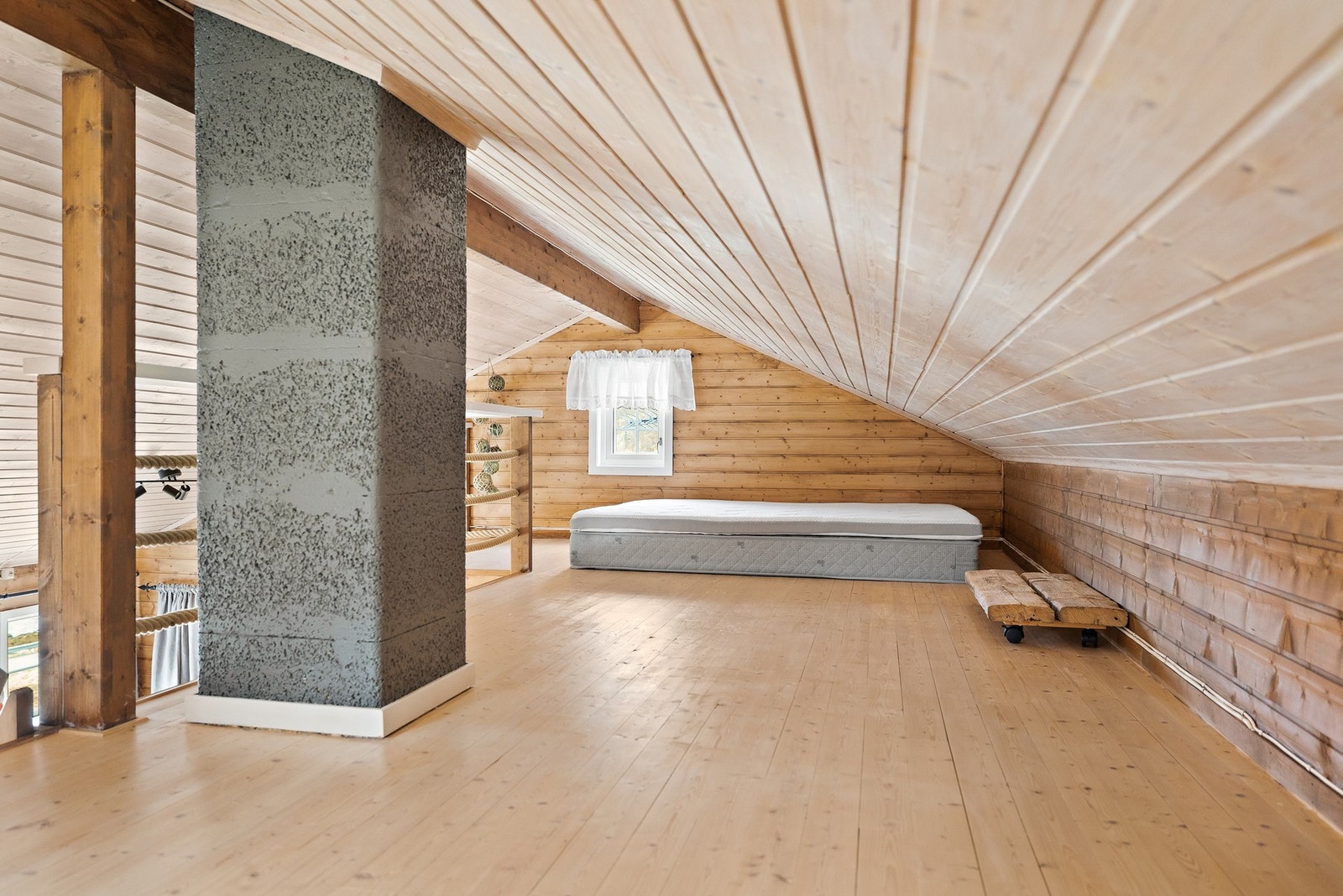 Romslig hems med god plass til flere sengeplasser. Galleribilde