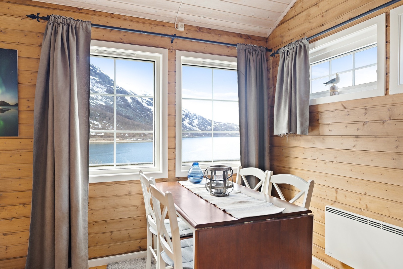 Spiseplassen har en fantastisk utsikt mot fjorden. Galleribilde