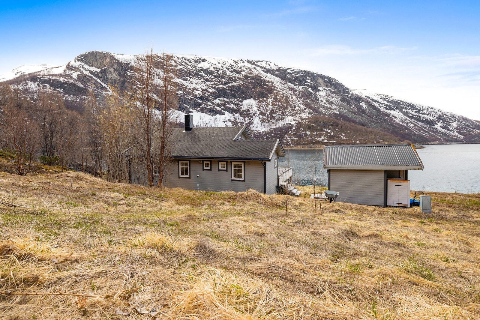 Hytta har en fin plassering med flott utsikt. Galleribilde