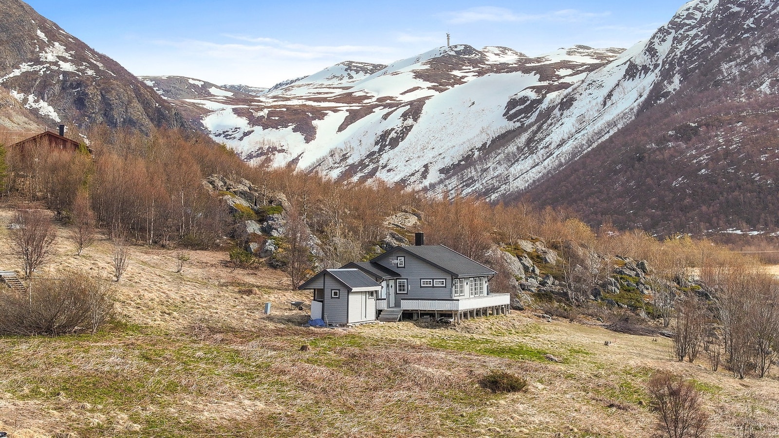 Hytta ligger fint til i skrånende terreng med naturtomt. Galleribilde