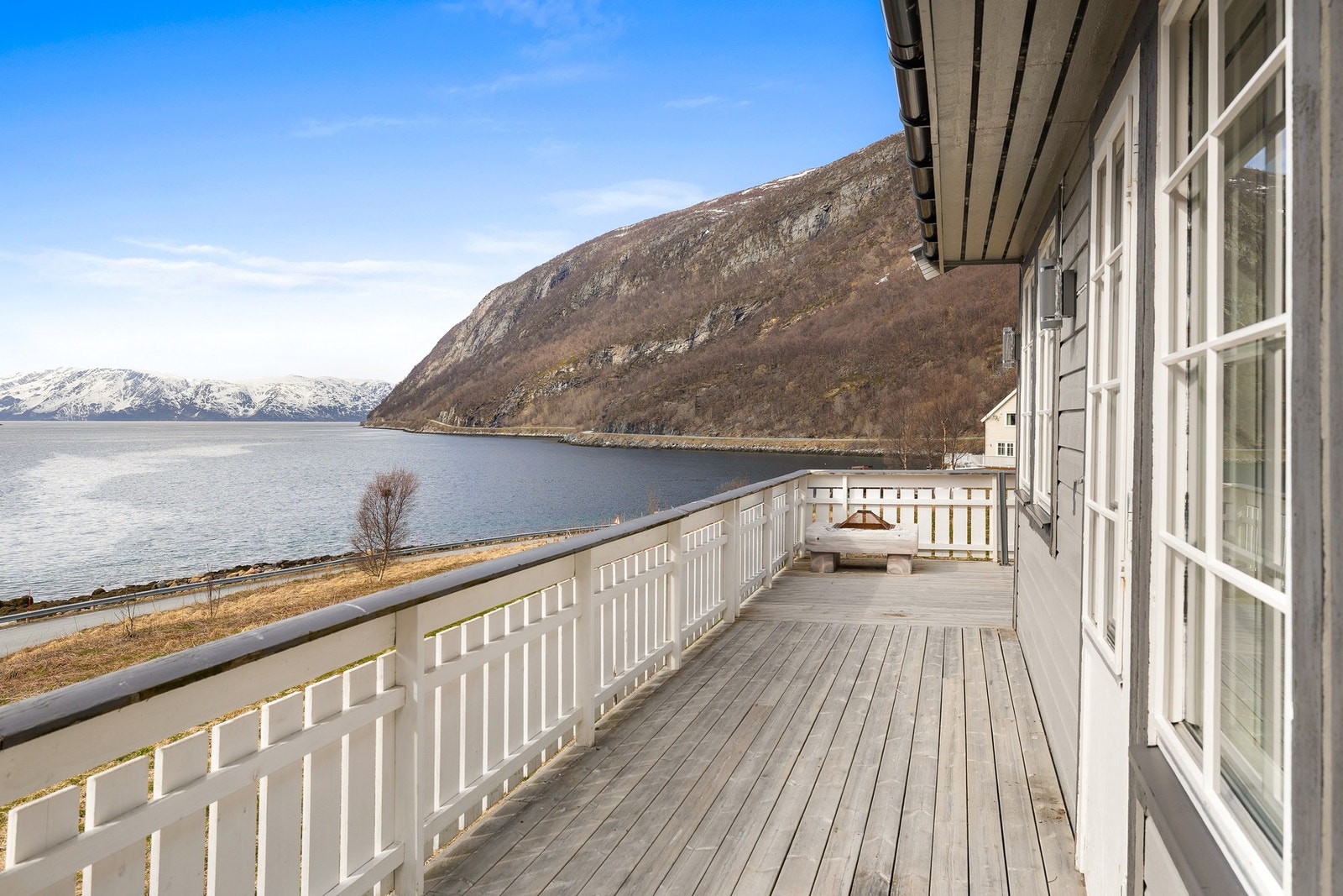 Fra terrassen er det vidstrakt utsikt over fjorden. Galleribilde