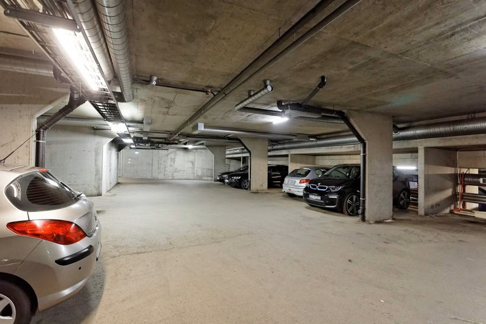 Det er garasjeanlegg i kjeller. Av og til legges plasser ut for utleie eller salg Galleribilde