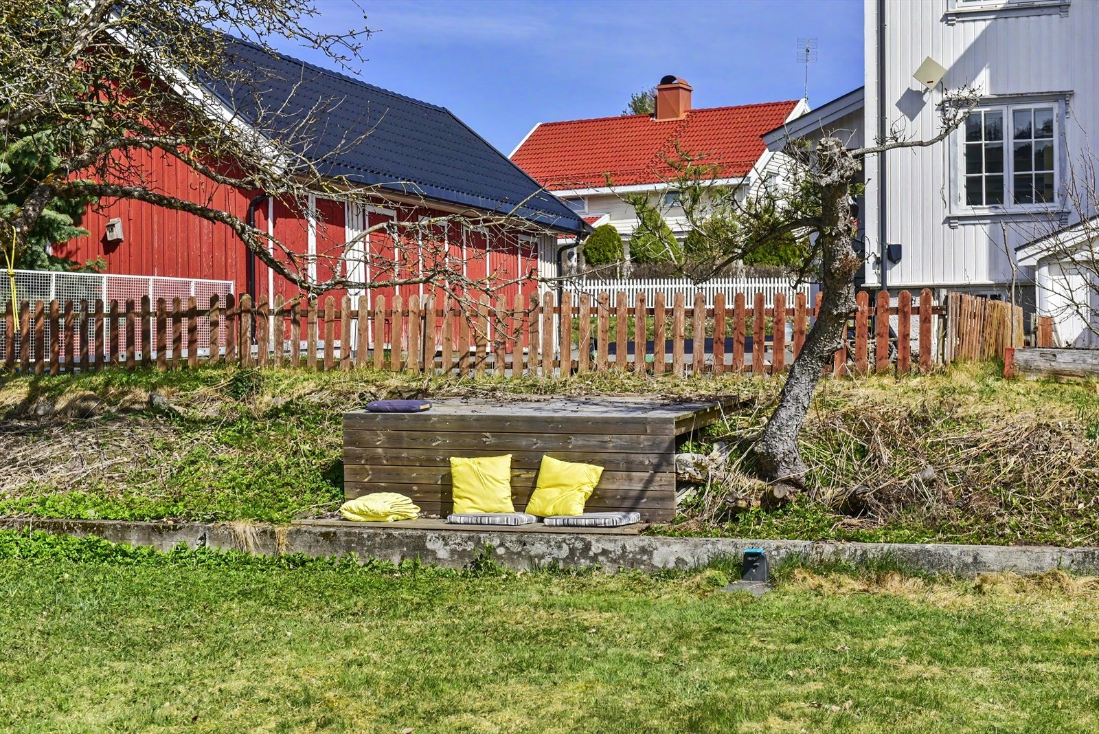 En av flere lune sitteplasser i hagen. Galleribilde