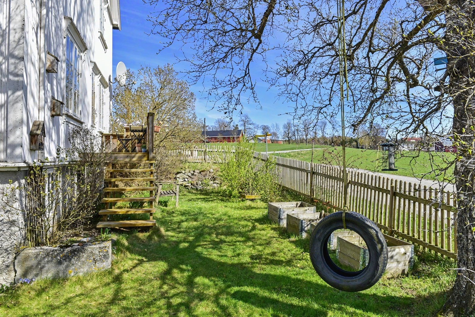 Direkte utgang fra hagen til turstier og skiløyper. Galleribilde