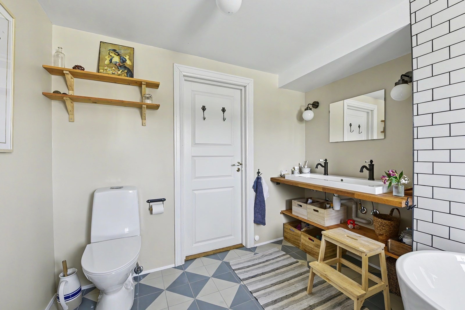 Badet har doble servanter og gjennomtenkte materialvalg. Galleribilde