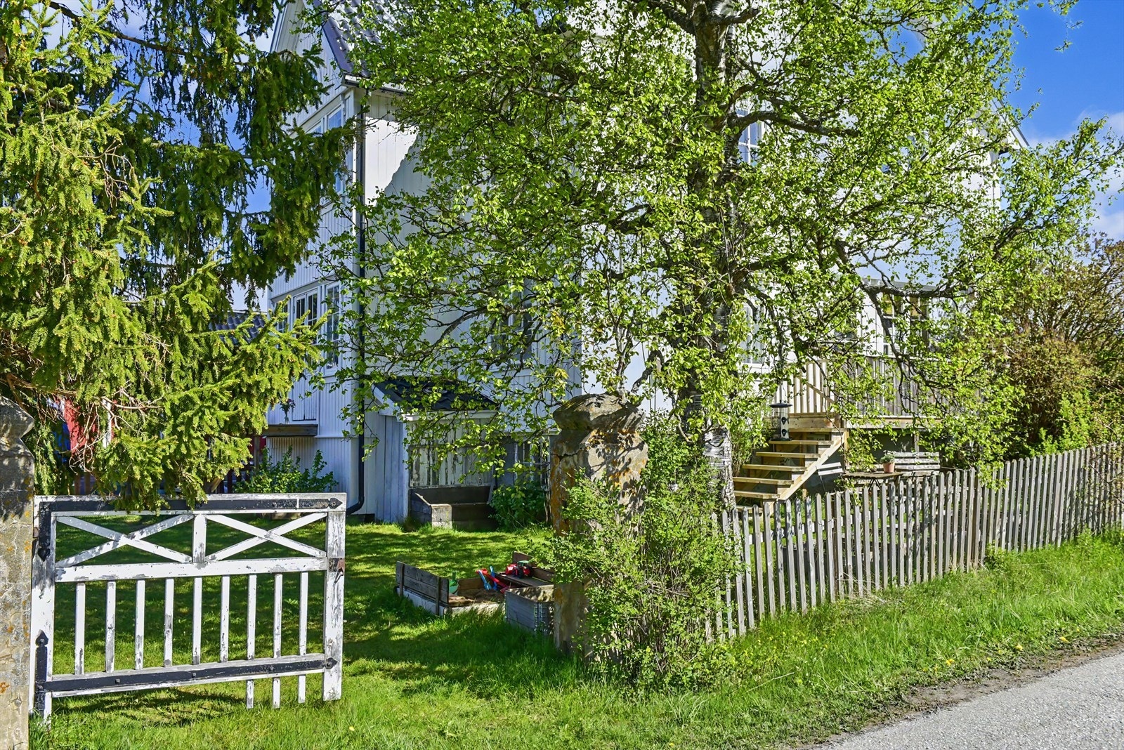 Eiendommen er inngjerdet, noe som gir en trygg ramme for familien. Galleribilde