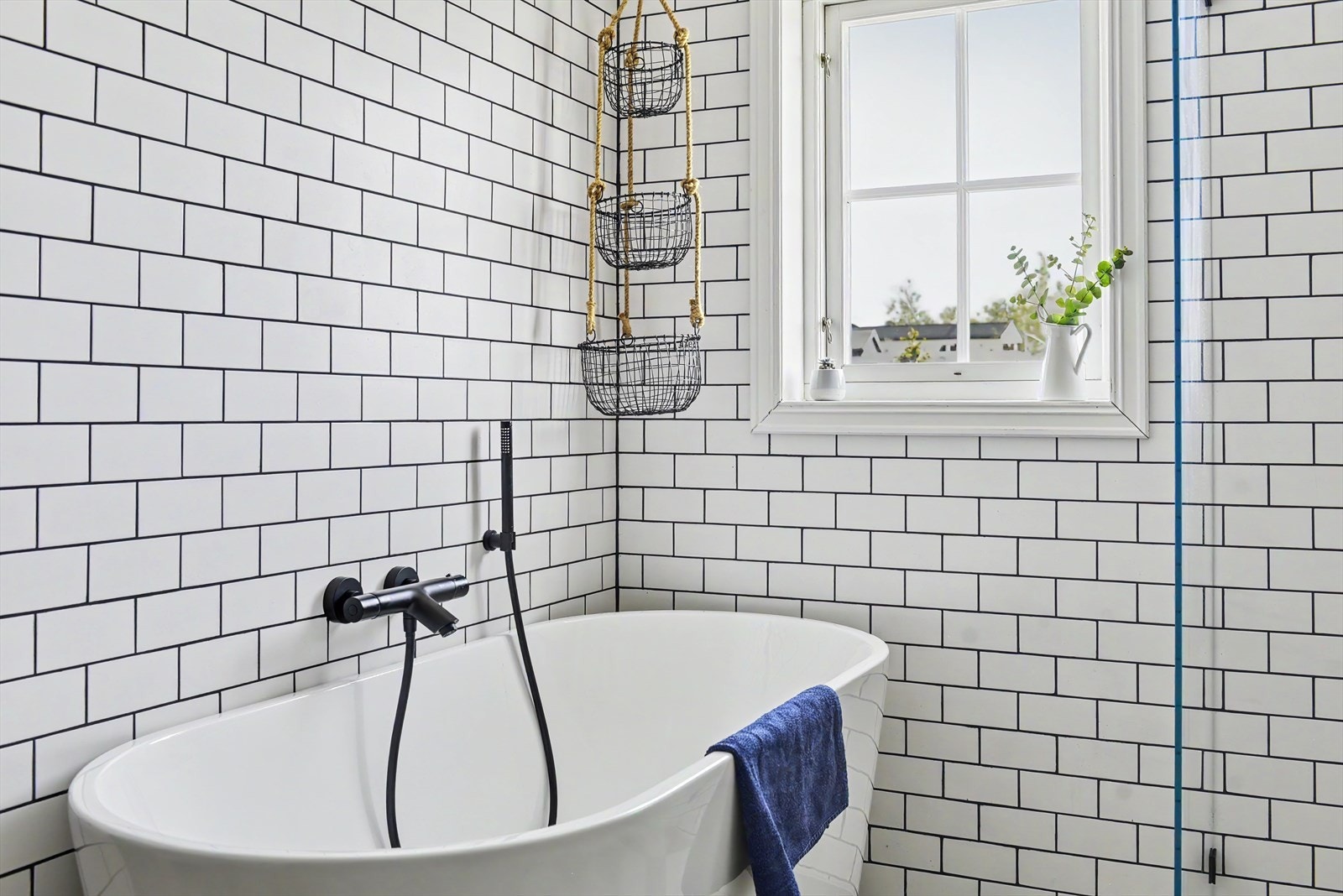 Badet i andre etasje ble pusset opp i 2021 og har både dusjhjørne og frittstående badekar. Galleribilde
