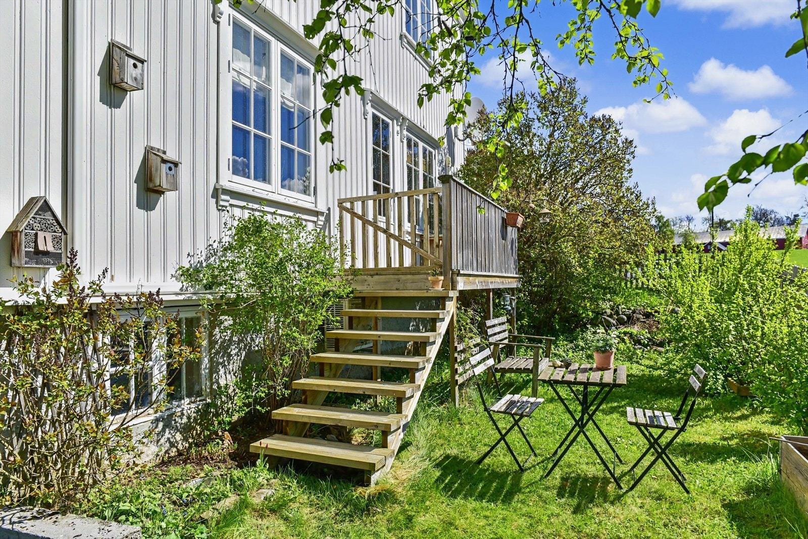 En av uteplassene med trapp ned til hagen. Galleribilde