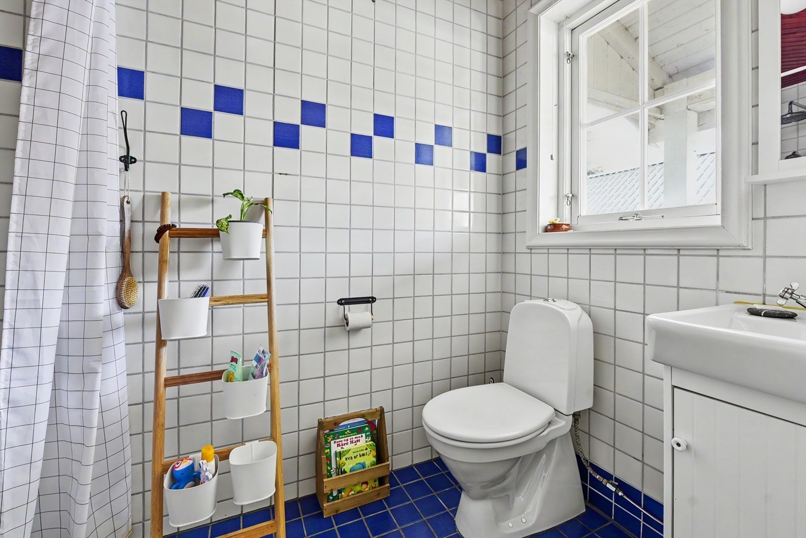 Praktisk bad i første etasje med fliser på gulv og vegg, samt dusjnisje. Galleribilde