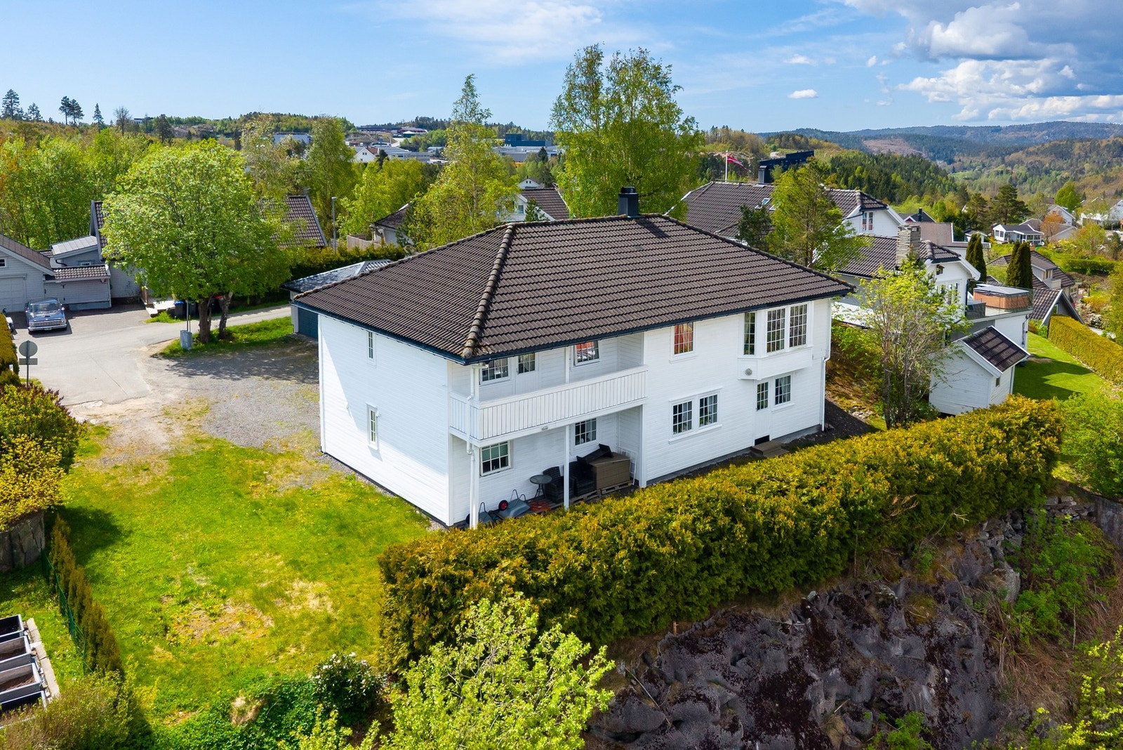 Fin fasade med solrike uteplasser og romslig tomt. Galleribilde