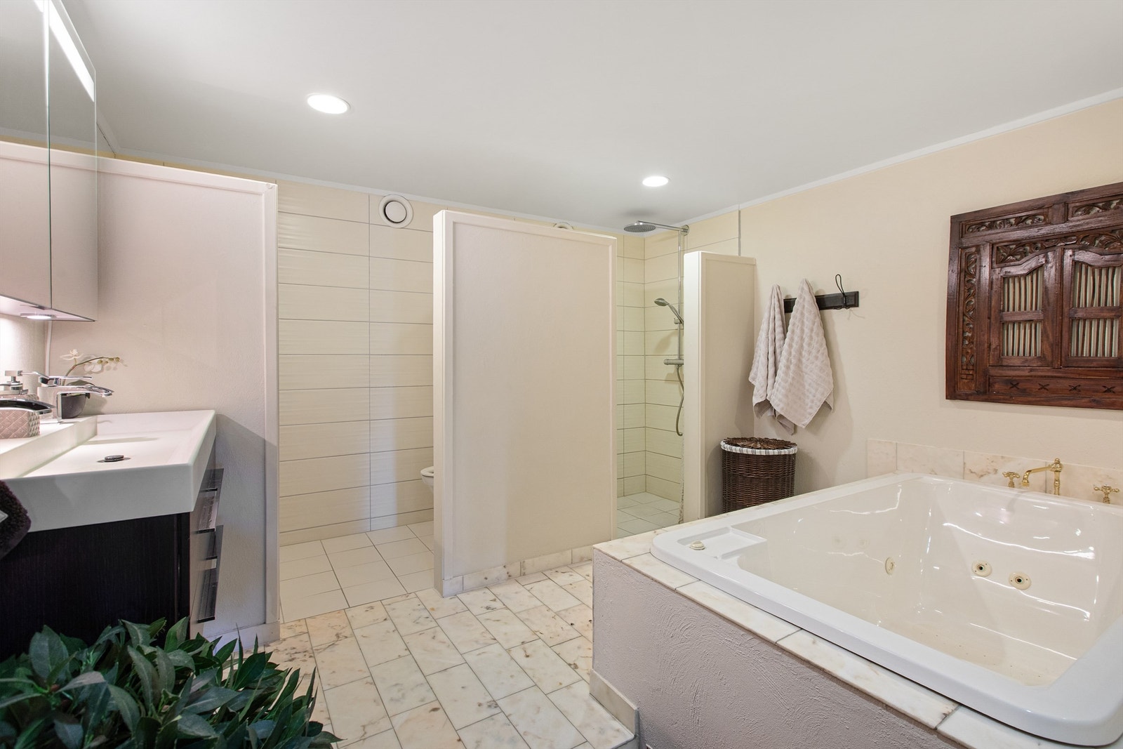 Badet i underetasjen ble modernisert i 2011 og er inndelt i soner med separat toalett og dusjnisje. Galleribilde