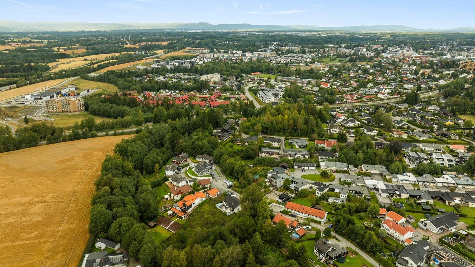 Fra eiendommen er det gangavstand til bussholdeplass med forbindelse til blant annet Jessheim stasjon. Galleribilde