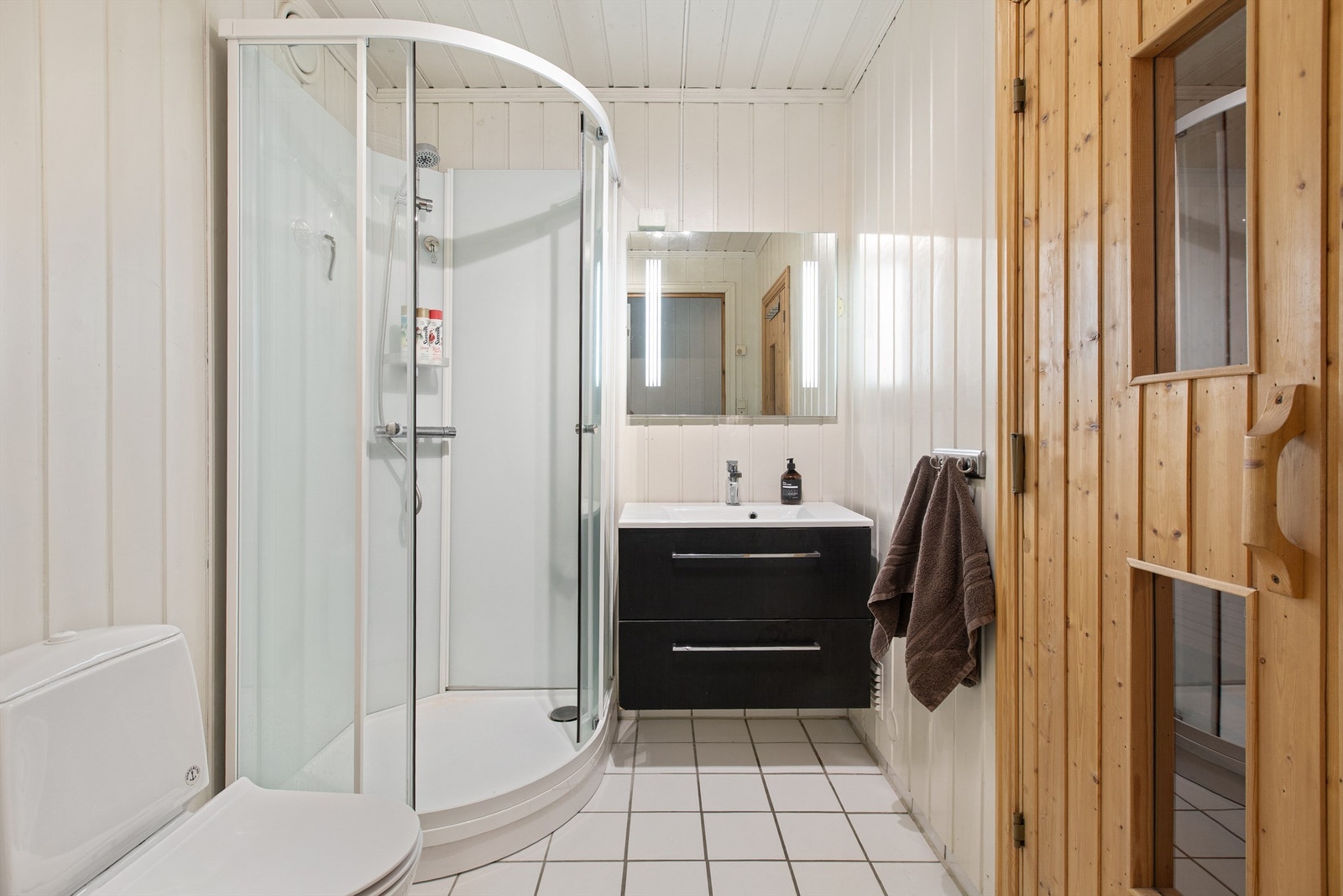 Fra badet er det direkte inngang til badstuen. Galleribilde