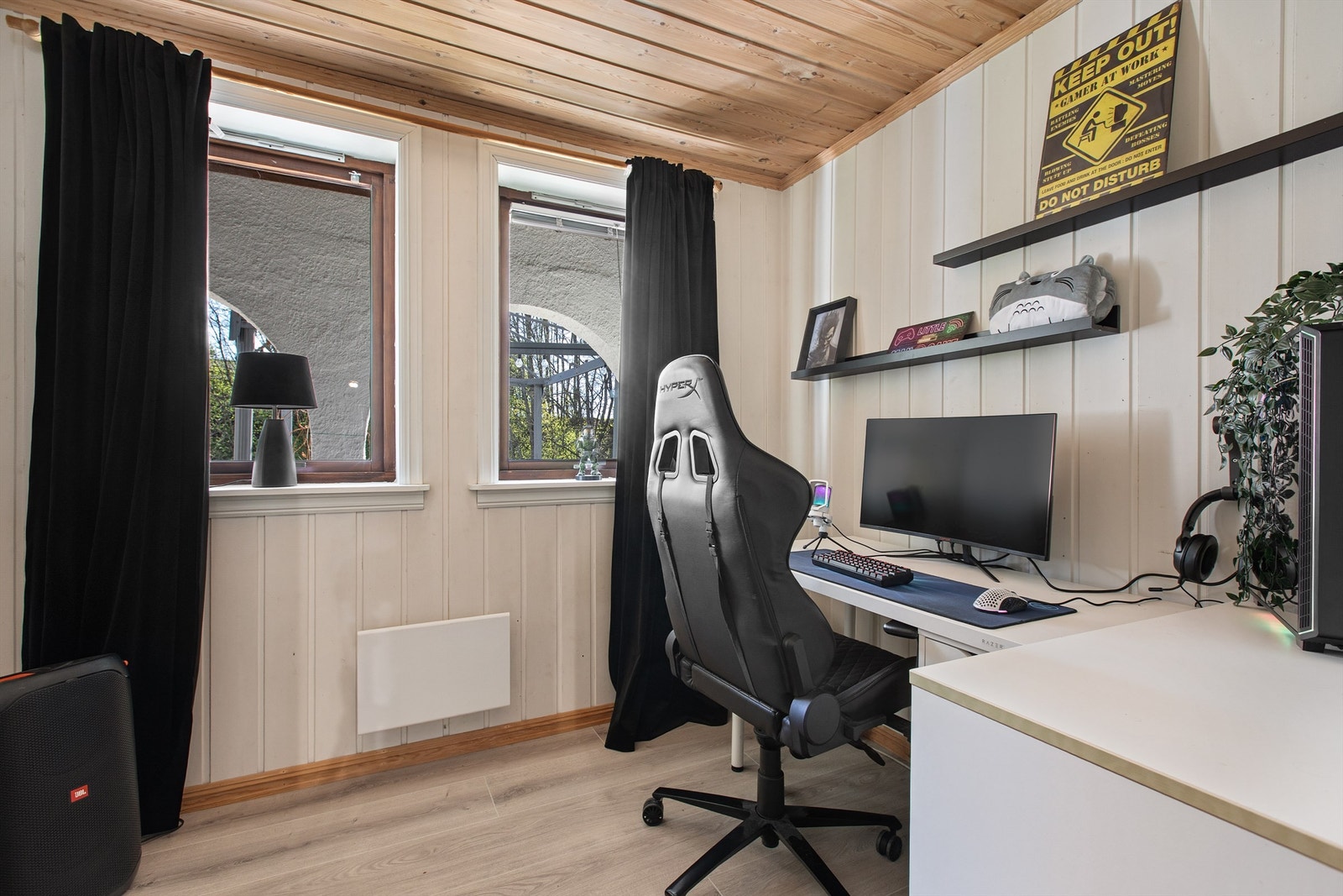 Nok et innredet rom i kjelleren, med plass til arbeidsstasjon. Galleribilde