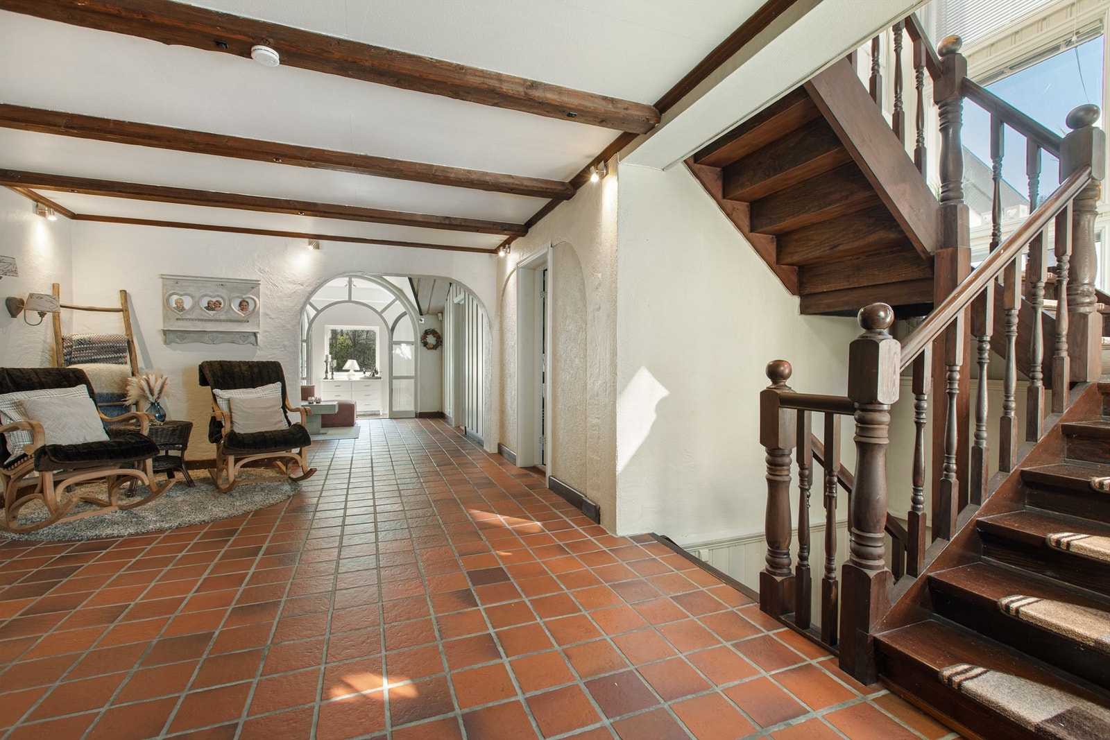 Den malte tretrappen binder etasjene sammen. Galleribilde