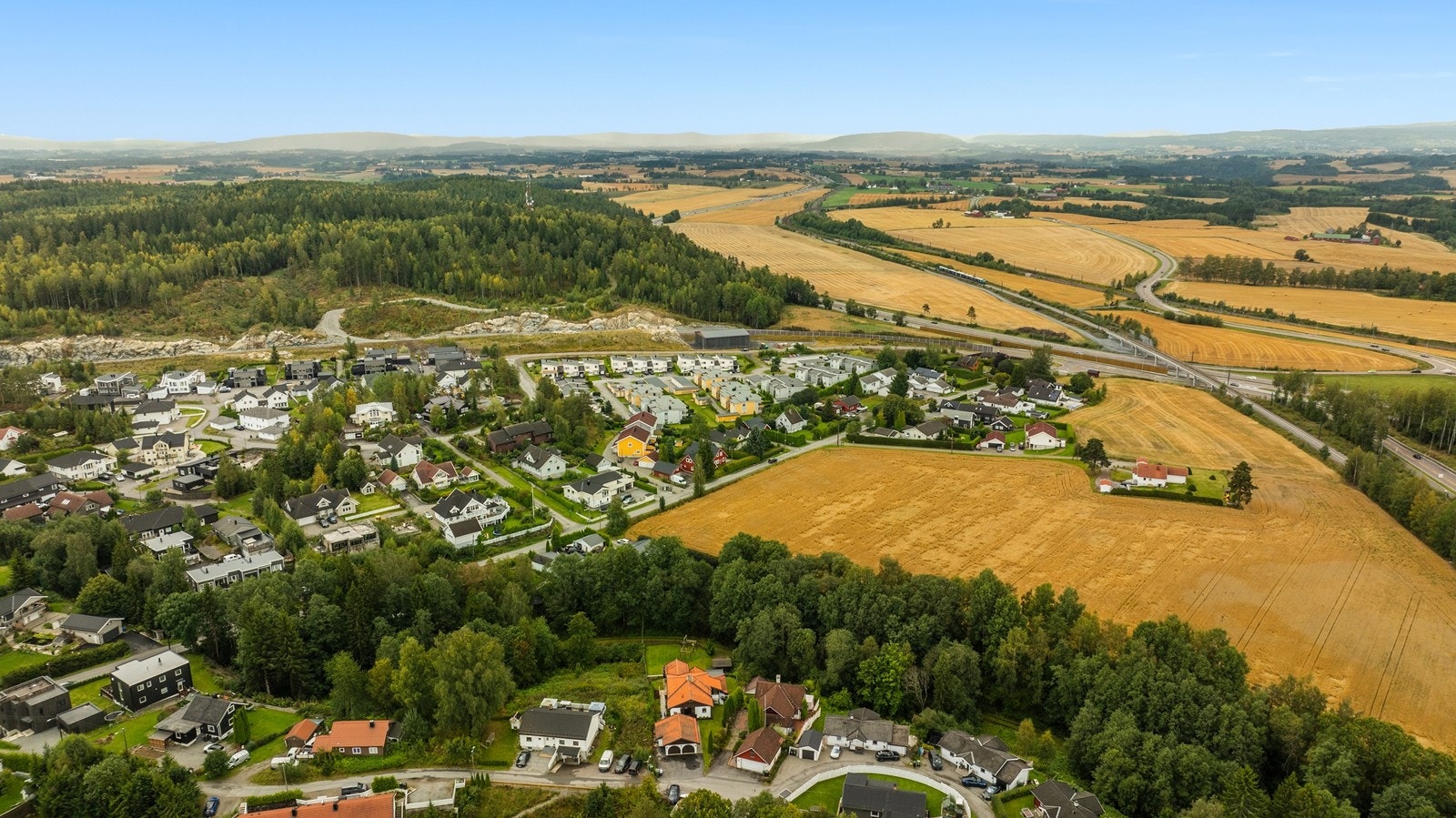 Sentral beliggenhet med enkel adkomst til E6 og kun 10 minutter til Oslo Gardermoen. Galleribilde