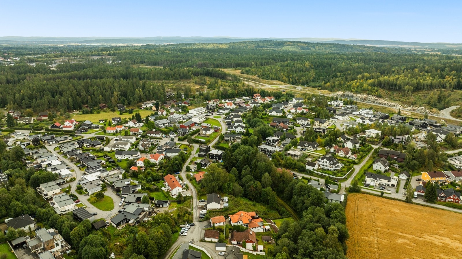 Kort vei til Jessheim-marka med gode turmuligheter. Galleribilde