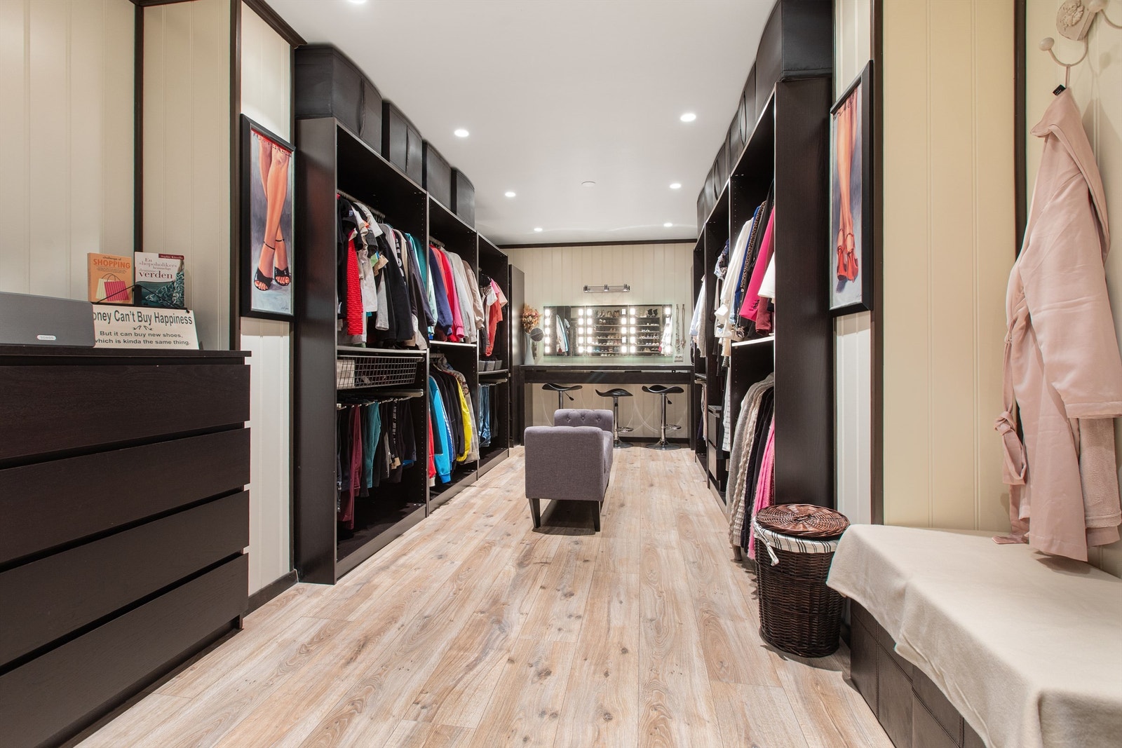 Stort walk-in-closet bygget i 2010, med skreddersydde løsninger for organisering. Galleribilde