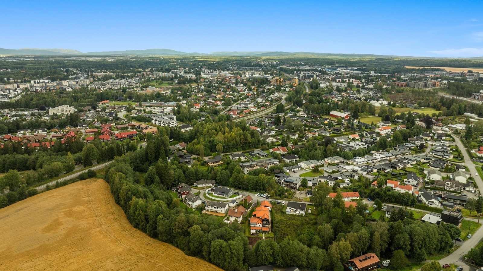 Boligen ligger i et etablert og barnevennlig boligområde på Jessheim. Galleribilde