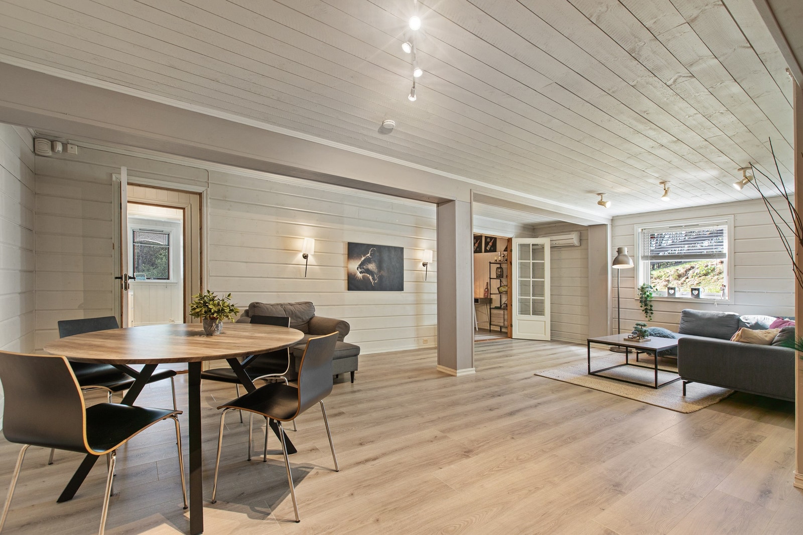 Romslig kjellerstue med plass til både sofagruppe og spisebord. Galleribilde