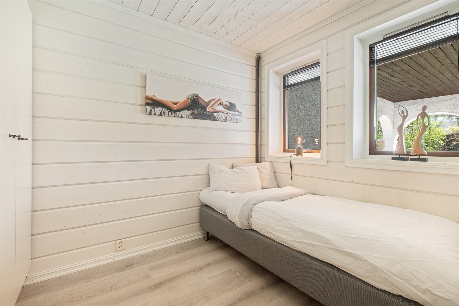 Et mindre soverom eller gjesterom i kjelleretasjen. Galleribilde