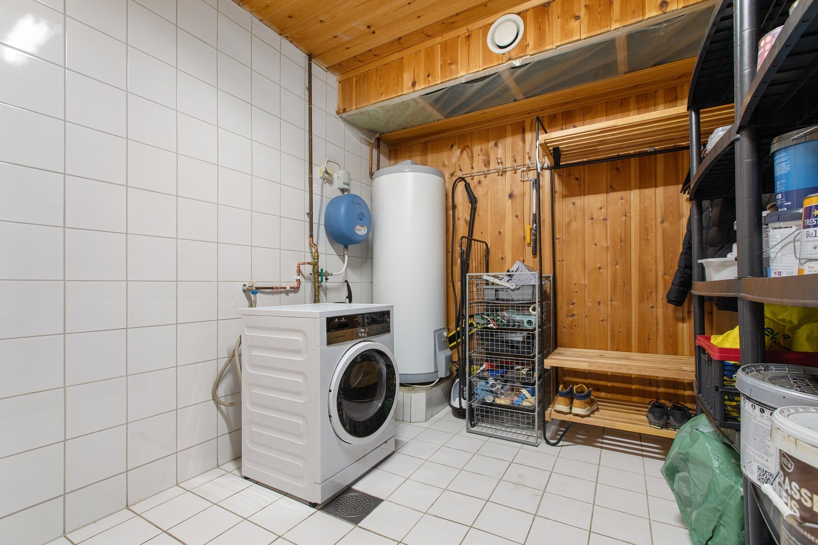 Vaskerom i kjeller med flislagt gulv med varmekabler og opplegg for vaskemaskin. Galleribilde