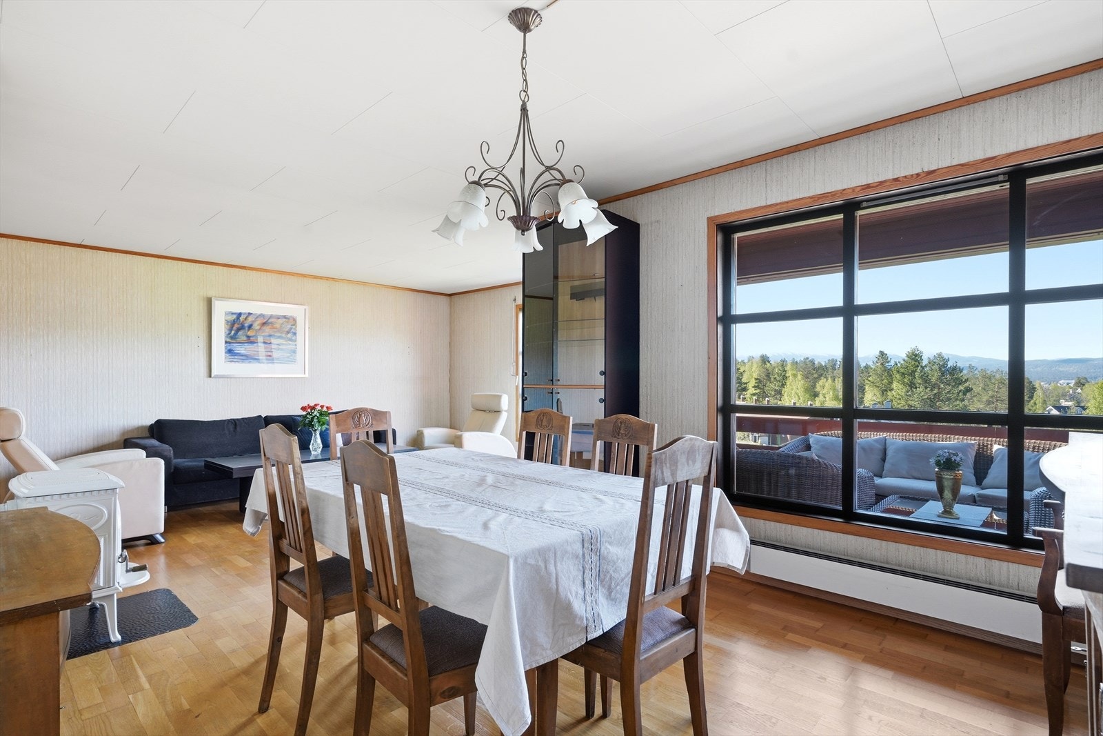 Spisestuedelen har god plass til langbord for hyggelige sammenkomster. Galleribilde