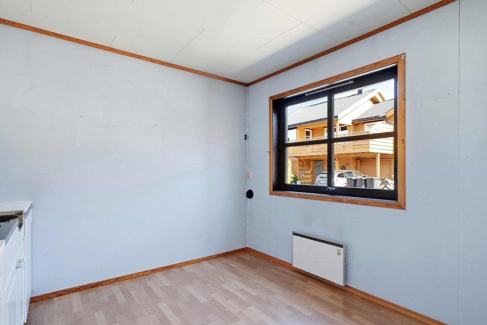 Det er plass til en liten spiseplass ved vinduet på kjøkkenet. Galleribilde