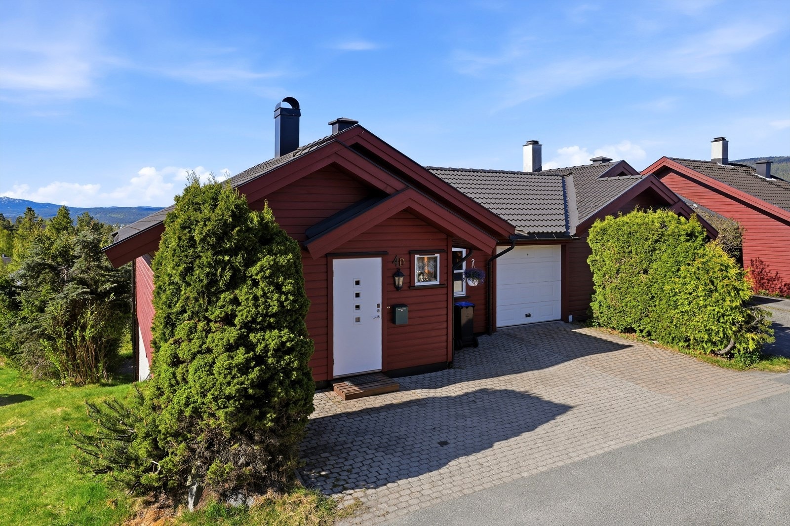 Eiendommen ligger i et veletablert og attraktivt boligområde med kort vei til Kongsberg sentrum. Oppstillingsplass utenfor egen bolig er steinlagt med belegningsstein. Galleribilde