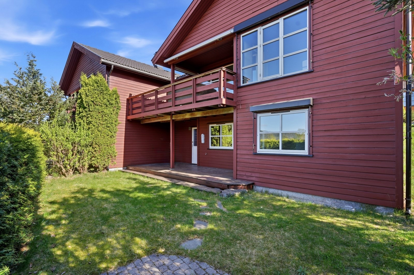 Fra underetasjen er det utgang til en markterrasse på ca. 13 m² og hage. Galleribilde