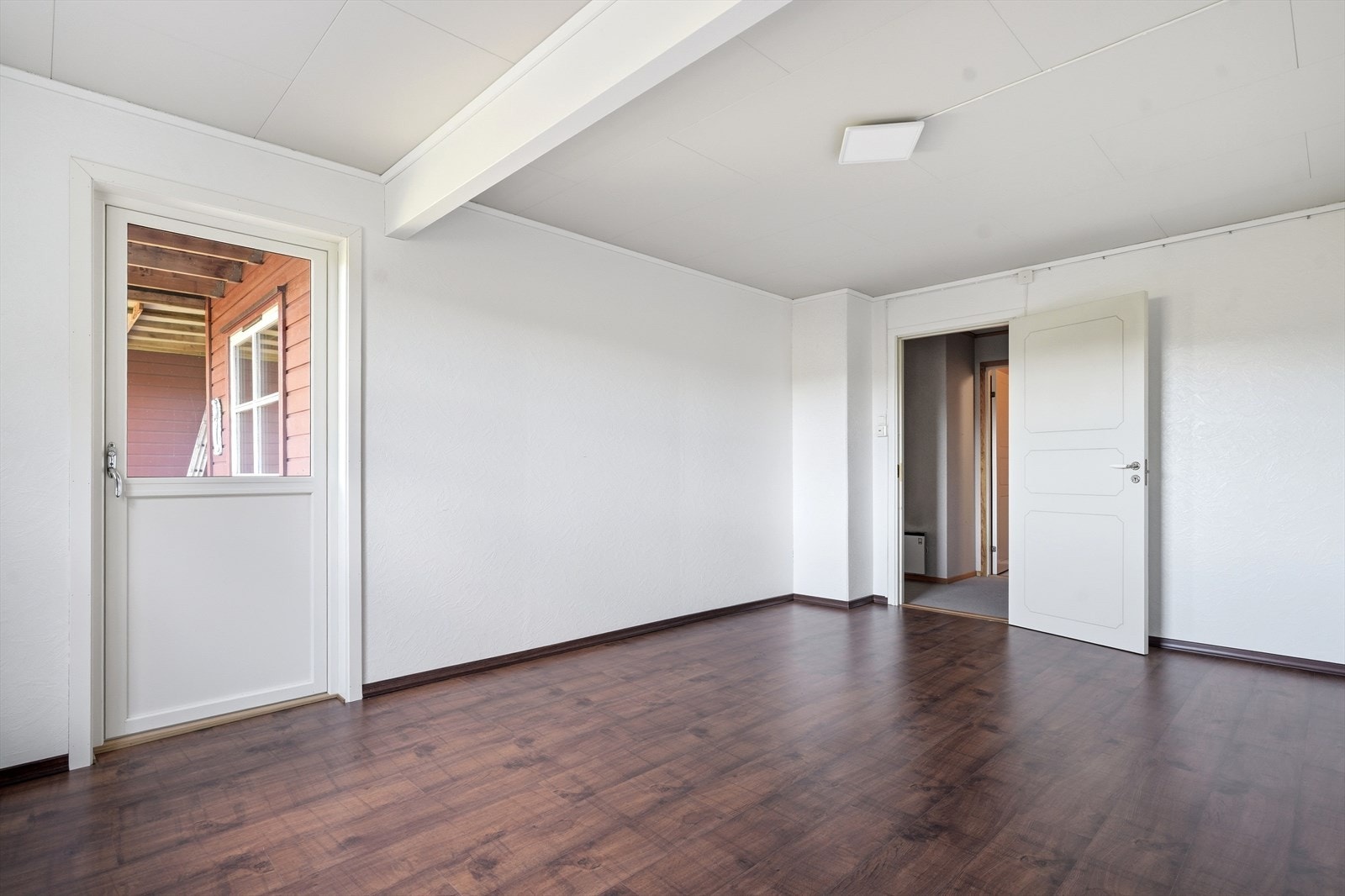 Ett av soverommene i underetasjen har egen utgang til den overbygde uteplassen. Galleribilde