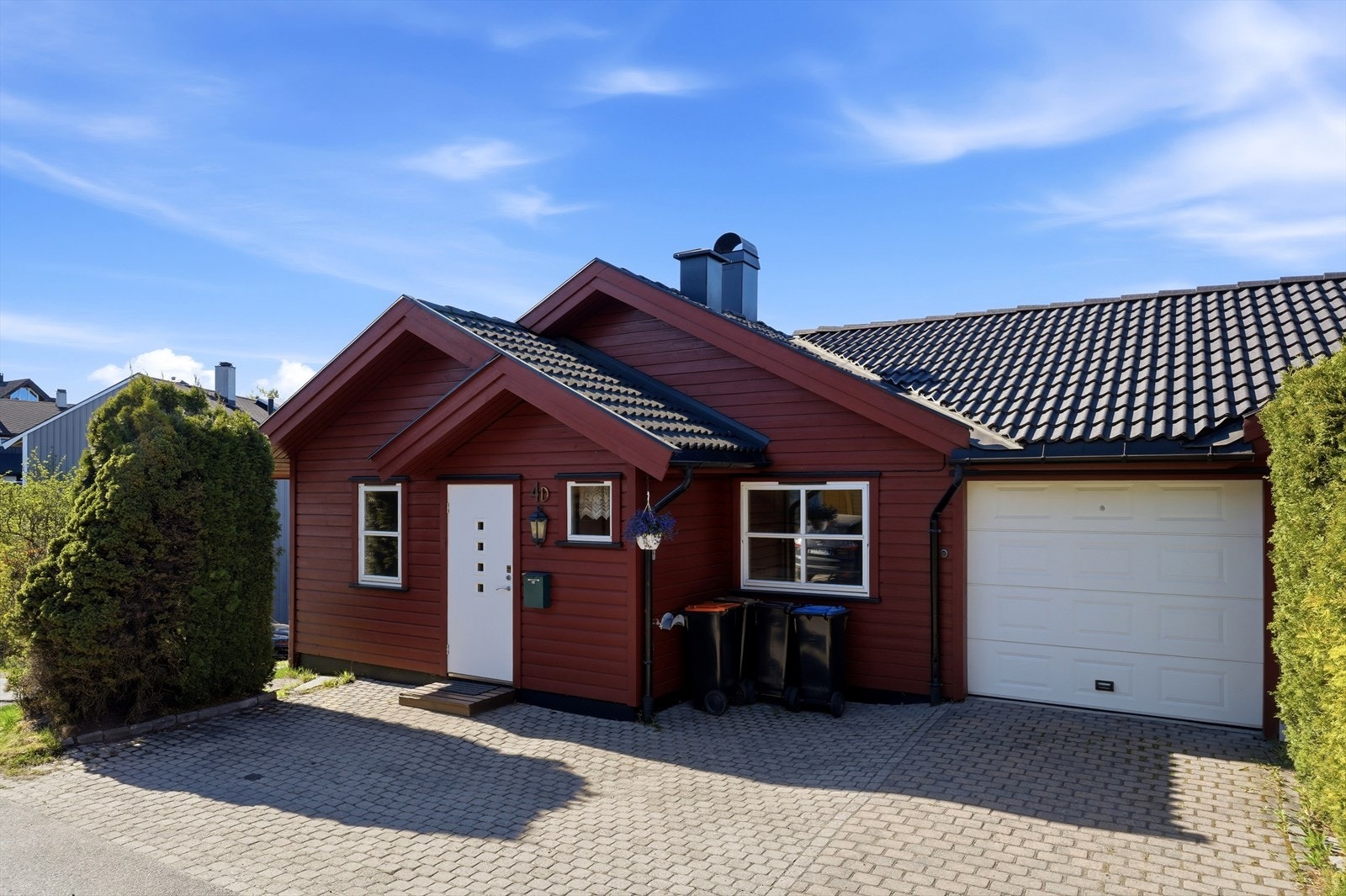 Det medfølger også egen garasje til boligen, med elektrisk port med tilhørende portåpner. Enkel adkomst fra bakkeplanet. Galleribilde