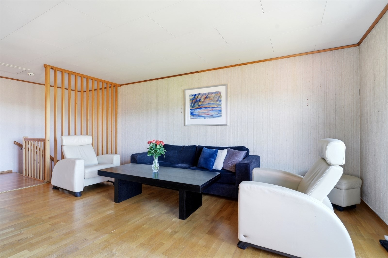 Stuen er romslig og har plass til både en egen sofakrok og en større spisestue. Galleribilde