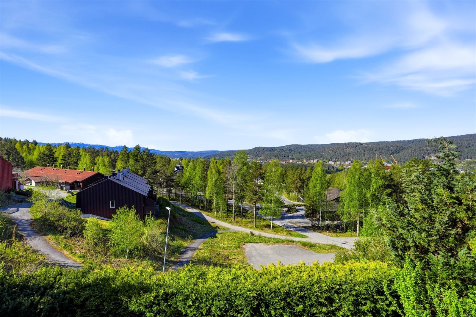Sjekk utsikten! Området byr på nærhet til skole og barnehage, aktivitetspark og freesbeegolf, natur og flotte turmuligheter, samtidig som det er gangavstand til bussholdeplass. Galleribilde