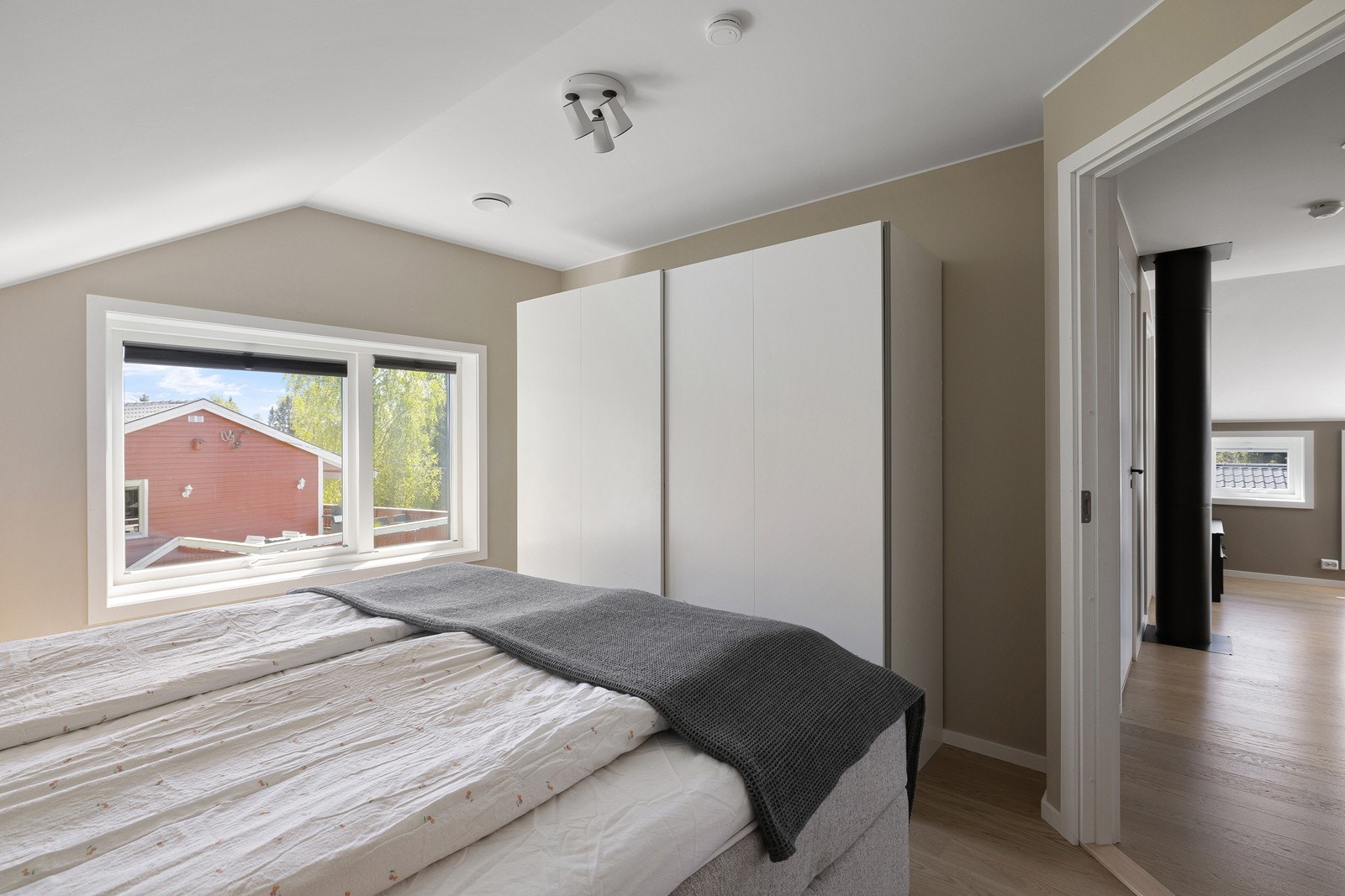 Videre er det plass til klær i skyvedørsgarderobe. Galleribilde