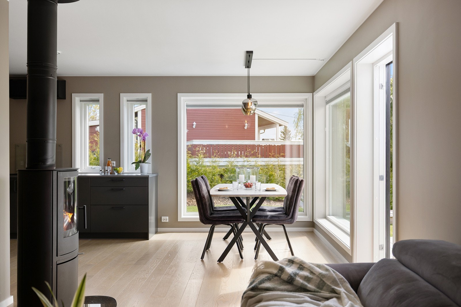 Rommet har store vindusflater som slipper inn rikelig med naturlig lys. Galleribilde