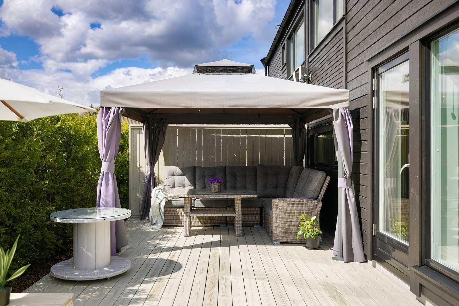Her ute er det plass til sittegrupper, samt grill. Fra terrassen er det videre utgang til den skjermede hagen. Hagen er opparbeidet med gressplen og hekk. Galleribilde