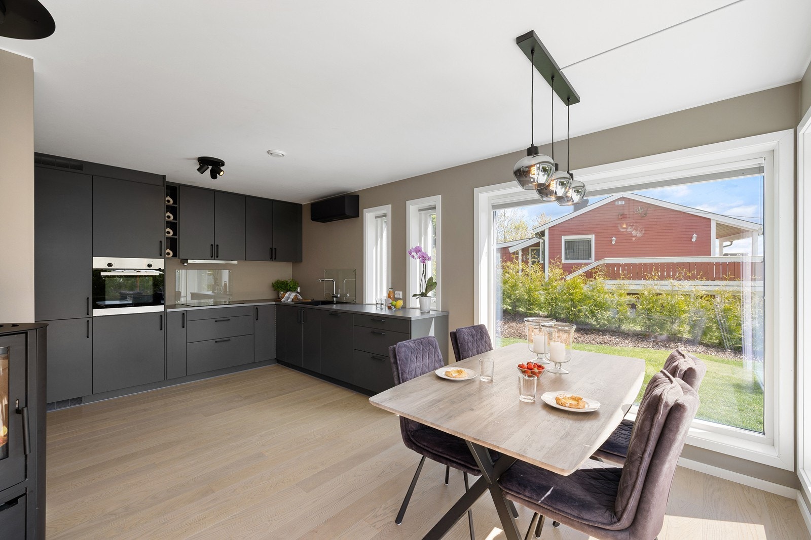 Kjøkkenet byr på rikelig med benk- og skapplass. Galleribilde