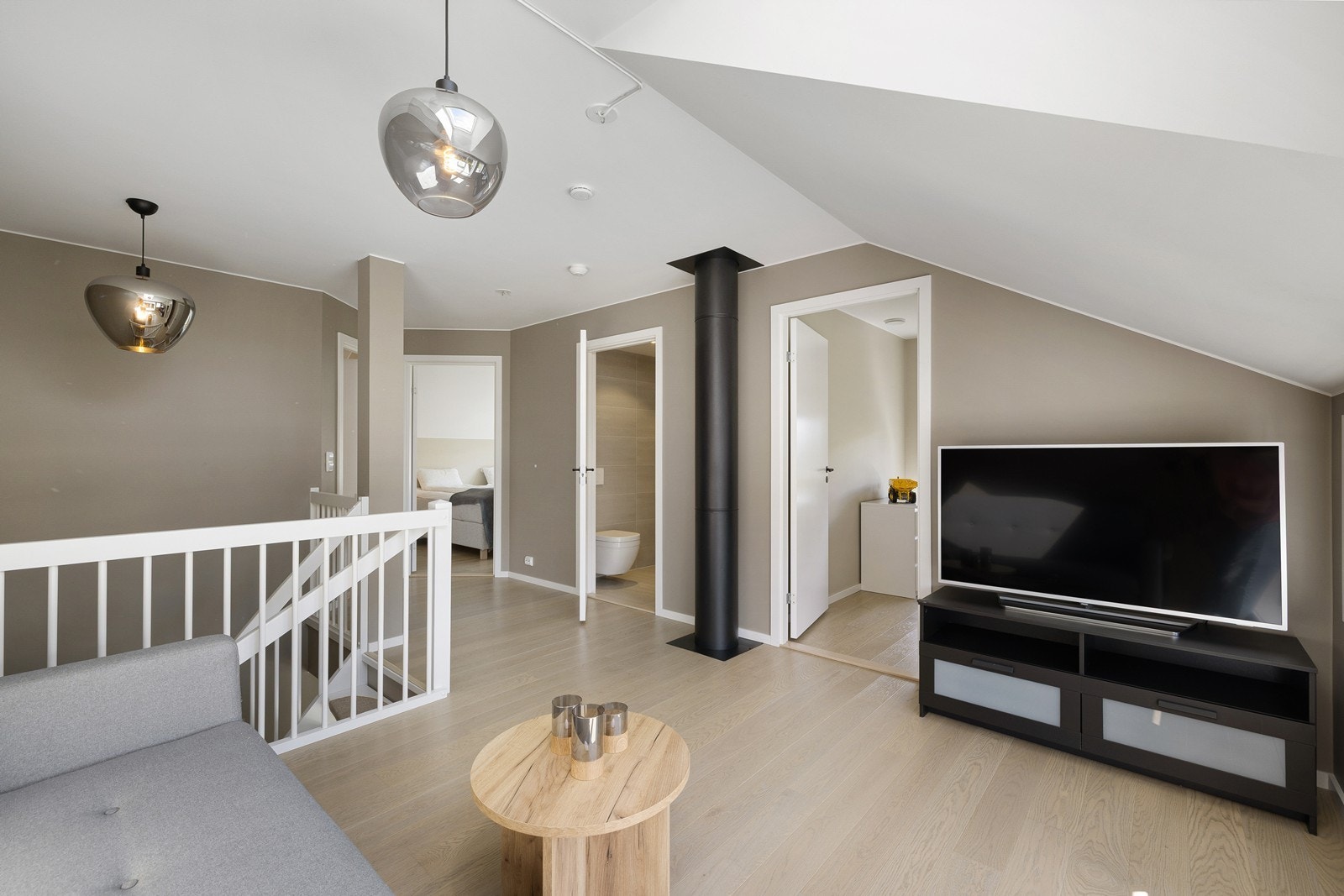 Fra trappen kommer man opp i en stue nr. 2. Galleribilde